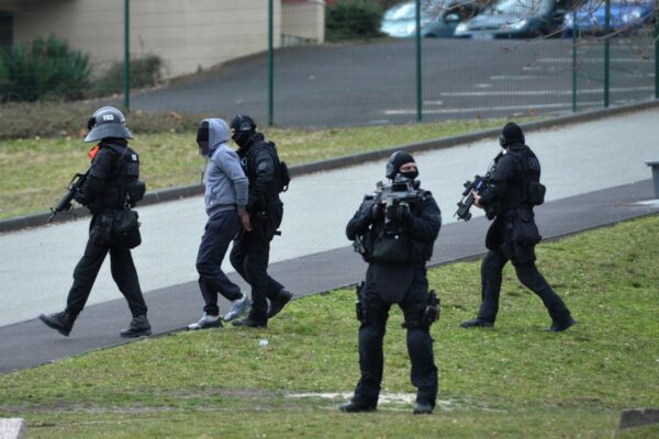 Opération antitrafic à Clermont-Ferrand : Deux individus et six autres mis en examen