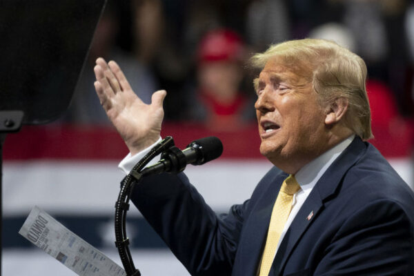 Les Pratiques Extrêmes de Trump Perpétuent une Héritage Autocratique
