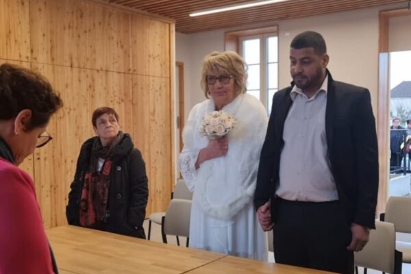 MARIAGE CONTROVERSÉ À MONTPOINT-EN-BRESSE : UNE VIEILLE FEMME R.N. ÉPOUSE UN CLANDESTIN, LEUR HISTOIRE DE CŒUR DÉCHIRE LA COMMUNE
