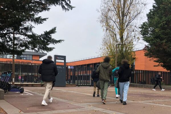 Évry-Courcouronnes : Un lycéen menace de mort ses camarades et propage des chants islamiques dans un établissement scolaire